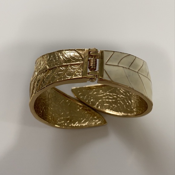 WHITE AND GOLD LEAF BRACKET BANGLE WITH EXPANDER - Picture 2 of 6
